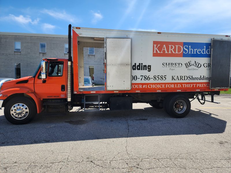 2003 International 4300 Shred Tech